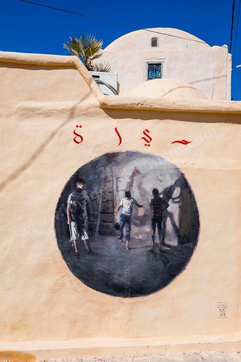 Oeuvres de l'artiste espagnol Sebastian VELASCO pour le Projet DjerbaHood : après la Tour Paris 13, la team Itinerrance dépose ses valises dans un village traditionnel de l’île de Djerba, Erriadh. Depuis le début du mois de juillet, le village d’Erriadh se métamorphose petit à petit pour devenir un véritable musée à ciel ouvert. Une sélection d’artistes des quatre coins du monde ont été invités à s’exprimer dans ce décor unique à l’architecture authentique : murs blancs, portes bleues turquoises, dômes, veilles constructions et divers lieux abandonnés, autant de possibilités qui donneront naissance à des créations uniques aux couleurs locales.