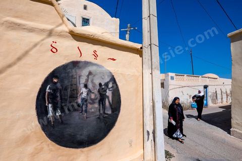 Oeuvres de l'artiste espagnol Sebastian VELASCO pour le Projet DjerbaHood : après la Tour Paris 13, la team Itinerrance dépose ses valises dans un village traditionnel de l’île de Djerba, Erriadh. Depuis le début du mois de juillet, le village d’Erriadh se métamorphose petit à petit pour devenir un véritable musée à ciel ouvert. Une sélection d’artistes des quatre coins du monde ont été invités à s’exprimer dans ce décor unique à l’architecture authentique : murs blancs, portes bleues turquoises, dômes, veilles constructions et divers lieux abandonnés, autant de possibilités qui donneront naissance à des créations uniques aux couleurs locales.