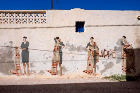 Oeuvres de l'artiste argentin HYURO pour le Projet DjerbaHood : après la Tour Paris 13, la team Itinerrance dépose ses valises dans un village traditionnel de l’île de Djerba, Erriadh. Depuis le début du mois de juillet, le village d’Erriadh se métamorphose petit à petit pour devenir un véritable musée à ciel ouvert. Une sélection d’artistes des quatre coins du monde ont été invités à s’exprimer dans ce décor unique à l’architecture authentique : murs blancs, portes bleues turquoises, dômes, veilles constructions et divers lieux abandonnés, autant de possibilités qui donneront naissance à des créations uniques aux couleurs locales.