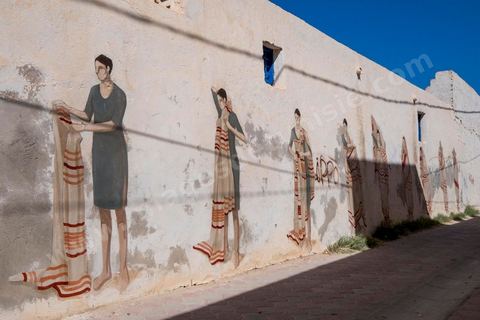 Oeuvres de l'artiste argentin HYURO pour le Projet DjerbaHood : après la Tour Paris 13, la team Itinerrance dépose ses valises dans un village traditionnel de l’île de Djerba, Erriadh. Depuis le début du mois de juillet, le village d’Erriadh se métamorphose petit à petit pour devenir un véritable musée à ciel ouvert. Une sélection d’artistes des quatre coins du monde ont été invités à s’exprimer dans ce décor unique à l’architecture authentique : murs blancs, portes bleues turquoises, dômes, veilles constructions et divers lieux abandonnés, autant de possibilités qui donneront naissance à des créations uniques aux couleurs locales.