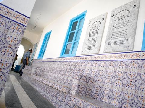 La Yeshiva, ecole juive destinée à l'étude de la Tora et du Talmud. Ils étudient des centaines de livres hébraïques publiés à Djerba et conservés dans la bibliothèque de l'école. Cette école juive se situe à Hara Kebira le quartier juif dans la banlieue de Houmt Souk sur l'île de Djerba. Les jeunes juifs sur l'île de Djerba suivent à la fois un enseignement religieux (juif) et les cours de l'école publique tunisienne (musulman)