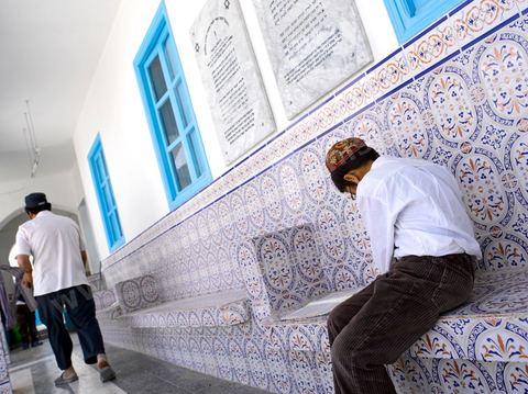 La Yeshiva, ecole juive destinée à l'étude de la Tora et du Talmud. Ils étudient des centaines de livres hébraïques publiés à Djerba et conservés dans la bibliothèque de l'école. Cette école juive se situe à Hara Kebira le quartier juif dans la banlieue de Houmt Souk sur l'île de Djerba. Les jeunes juifs sur l'île de Djerba suivent à la fois un enseignement religieux (juif) et les cours de l'école publique tunisienne (musulman)
