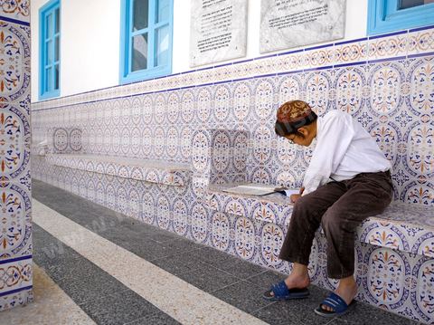 La Yeshiva, ecole juive destinée à l'étude de la Tora et du Talmud. Ils étudient des centaines de livres hébraïques publiés à Djerba et conservés dans la bibliothèque de l'école. Cette école juive se situe à Hara Kebira le quartier juif dans la banlieue de Houmt Souk sur l'île de Djerba. Les jeunes juifs sur l'île de Djerba suivent à la fois un enseignement religieux (juif) et les cours de l'école publique tunisienne (musulman)