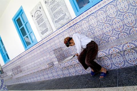 La Yeshiva, ecole juive destinée à l'étude de la Tora et du Talmud. Ils étudient des centaines de livres hébraïques publiés à Djerba et conservés dans la bibliothèque de l'école. Cette école juive se situe à Hara Kebira le quartier juif dans la banlieue de Houmt Souk sur l'île de Djerba. Les jeunes juifs sur l'île de Djerba suivent à la fois un enseignement religieux (juif) et les cours de l'école publique tunisienne (musulman)