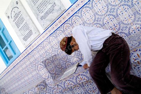 La Yeshiva, ecole juive destinée à l'étude de la Tora et du Talmud. Ils étudient des centaines de livres hébraïques publiés à Djerba et conservés dans la bibliothèque de l'école. Cette école juive se situe à Hara Kebira le quartier juif dans la banlieue de Houmt Souk sur l'île de Djerba. Les jeunes juifs sur l'île de Djerba suivent à la fois un enseignement religieux (juif) et les cours de l'école publique tunisienne (musulman)