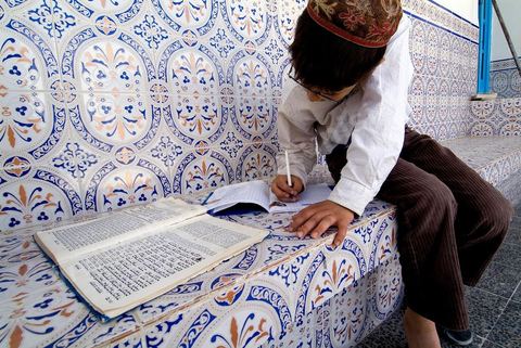 La Yeshiva, ecole juive destinée à l'étude de la Tora et du Talmud. Ils étudient des centaines de livres hébraïques publiés à Djerba et conservés dans la bibliothèque de l'école. Cette école juive se situe à Hara Kebira le quartier juif dans la banlieue de Houmt Souk sur l'île de Djerba. Les jeunes juifs sur l'île de Djerba suivent à la fois un enseignement religieux (juif) et les cours de l'école publique tunisienne (musulman)