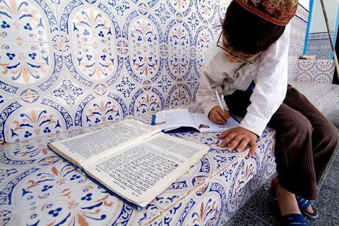 La Yeshiva, ecole juive destinée à l'étude de la Tora et du Talmud. Ils étudient des centaines de livres hébraïques publiés à Djerba et conservés dans la bibliothèque de l'école. Cette école juive se situe à Hara Kebira le quartier juif dans la banlieue de Houmt Souk sur l'île de Djerba. Les jeunes juifs sur l'île de Djerba suivent à la fois un enseignement religieux (juif) et les cours de l'école publique tunisienne (musulman)