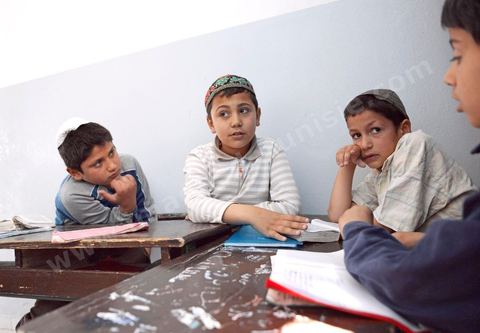 La Yeshiva, ecole juive destinée à l'étude de la Tora et du Talmud. Ils étudient des centaines de livres hébraïques publiés à Djerba et conservés dans la bibliothèque de l'école. Cette école juive se situe à Hara Kebira le quartier juif dans la banlieue de Houmt Souk sur l'île de Djerba. Les jeunes juifs sur l'île de Djerba suivent à la fois un enseignement religieux (juif) et les cours de l'école publique tunisienne (musulman)