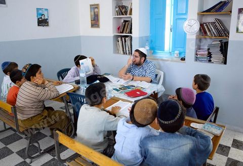 La Yeshiva, ecole juive destinée à l'étude de la Tora et du Talmud. Ils étudient des centaines de livres hébraïques publiés à Djerba et conservés dans la bibliothèque de l'école. Cette école juive se situe à Hara Kebira le quartier juif dans la banlieue de Houmt Souk sur l'île de Djerba. Les jeunes juifs sur l'île de Djerba suivent à la fois un enseignement religieux (juif) et les cours de l'école publique tunisienne (musulman)