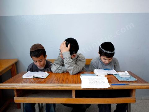 La Yeshiva, ecole juive destinée à l'étude de la Tora et du Talmud. Ils étudient des centaines de livres hébraïques publiés à Djerba et conservés dans la bibliothèque de l'école. Cette école juive se situe à Hara Kebira le quartier juif dans la banlieue de Houmt Souk sur l'île de Djerba. Les jeunes juifs sur l'île de Djerba suivent à la fois un enseignement religieux (juif) et les cours de l'école publique tunisienne (musulman)