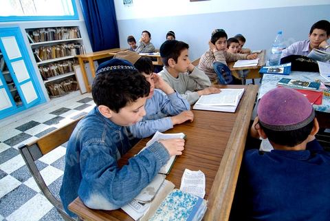 La Yeshiva, ecole juive destinée à l'étude de la Tora et du Talmud. Ils étudient des centaines de livres hébraïques publiés à Djerba et conservés dans la bibliothèque de l'école. Cette école juive se situe à Hara Kebira le quartier juif dans la banlieue de Houmt Souk sur l'île de Djerba. Les jeunes juifs sur l'île de Djerba suivent à la fois un enseignement religieux (juif) et les cours de l'école publique tunisienne (musulman)
