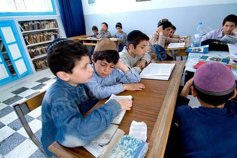 La Yeshiva, ecole juive destinée à l'étude de la Tora et du Talmud. Ils étudient des centaines de livres hébraïques publiés à Djerba et conservés dans la bibliothèque de l'école. Cette école juive se situe à Hara Kebira le quartier juif dans la banlieue de Houmt Souk sur l'île de Djerba. Les jeunes juifs sur l'île de Djerba suivent à la fois un enseignement religieux (juif) et les cours de l'école publique tunisienne (musulman)