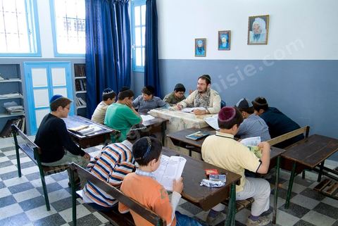 La Yeshiva, ecole juive destinée à l'étude de la Tora et du Talmud. Ils étudient des centaines de livres hébraïques publiés à Djerba et conservés dans la bibliothèque de l'école. Cette école juive se situe à Hara Kebira le quartier juif dans la banlieue de Houmt Souk sur l'île de Djerba. Les jeunes juifs sur l'île de Djerba suivent à la fois un enseignement religieux (juif) et les cours de l'école publique tunisienne (musulman)