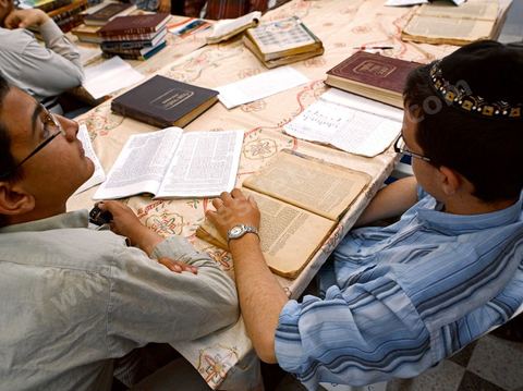 La Yeshiva, ecole juive destinée à l'étude de la Tora et du Talmud. Ils étudient des centaines de livres hébraïques publiés à Djerba et conservés dans la bibliothèque de l'école. Cette école juive se situe à Hara Kebira le quartier juif dans la banlieue de Houmt Souk sur l'île de Djerba. Les jeunes juifs sur l'île de Djerba suivent à la fois un enseignement religieux (juif) et les cours de l'école publique tunisienne (musulman)
