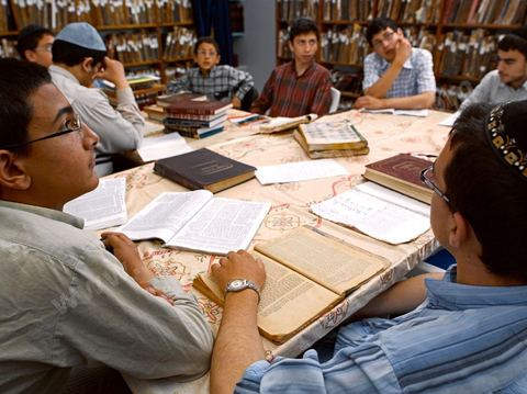 La Yeshiva, ecole juive destinée à l'étude de la Tora et du Talmud. Ils étudient des centaines de livres hébraïques publiés à Djerba et conservés dans la bibliothèque de l'école. Cette école juive se situe à Hara Kebira le quartier juif dans la banlieue de Houmt Souk sur l'île de Djerba. Les jeunes juifs sur l'île de Djerba suivent à la fois un enseignement religieux (juif) et les cours de l'école publique tunisienne (musulman)