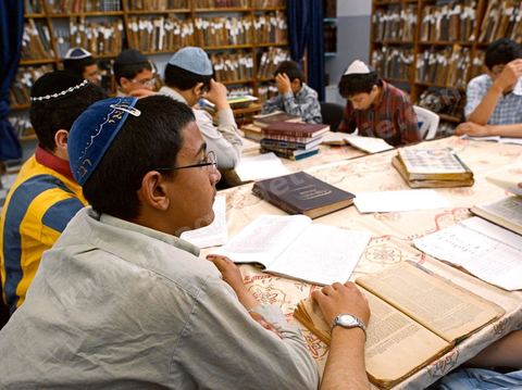 La Yeshiva, ecole juive destinée à l'étude de la Tora et du Talmud. Ils étudient des centaines de livres hébraïques publiés à Djerba et conservés dans la bibliothèque de l'école. Cette école juive se situe à Hara Kebira le quartier juif dans la banlieue de Houmt Souk sur l'île de Djerba. Les jeunes juifs sur l'île de Djerba suivent à la fois un enseignement religieux (juif) et les cours de l'école publique tunisienne (musulman)