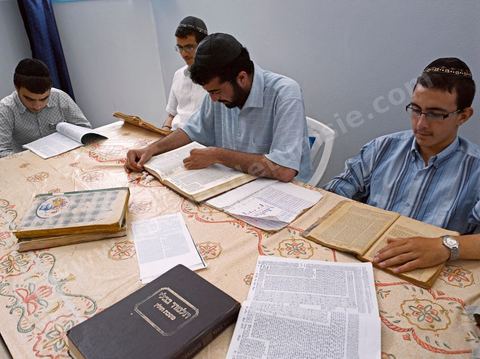 La Yeshiva, ecole juive destinée à l'étude de la Tora et du Talmud. Ils étudient des centaines de livres hébraïques publiés à Djerba et conservés dans la bibliothèque de l'école. Cette école juive se situe à Hara Kebira le quartier juif dans la banlieue de Houmt Souk sur l'île de Djerba. Les jeunes juifs sur l'île de Djerba suivent à la fois un enseignement religieux (juif) et les cours de l'école publique tunisienne (musulman)
