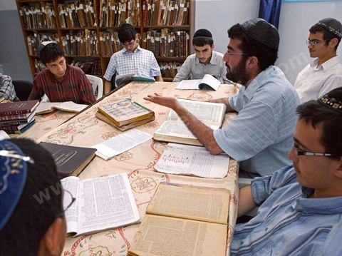 La Yeshiva, ecole juive destinée à l'étude de la Tora et du Talmud. Ils étudient des centaines de livres hébraïques publiés à Djerba et conservés dans la bibliothèque de l'école. Cette école juive se situe à Hara Kebira le quartier juif dans la banlieue de Houmt Souk sur l'île de Djerba. Les jeunes juifs sur l'île de Djerba suivent à la fois un enseignement religieux (juif) et les cours de l'école publique tunisienne (musulman)