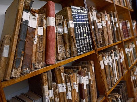 La Yeshiva, ecole juive destinée à l'étude de la Tora et du Talmud. Ils étudient des centaines de livres hébraïques publiés à Djerba et conservés dans la bibliothèque de l'école. Cette école juive se situe à Hara Kebira le quartier juif dans la banlieue de Houmt Souk sur l'île de Djerba. Les jeunes juifs sur l'île de Djerba suivent à la fois un enseignement religieux (juif) et les cours de l'école publique tunisienne (musulman)