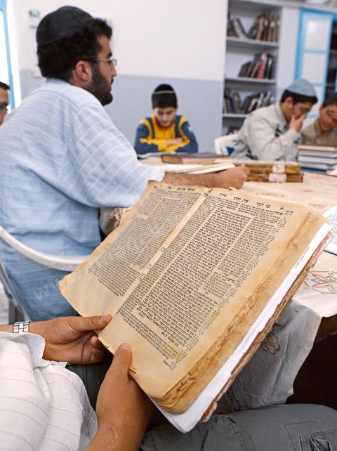 La Yeshiva, ecole juive destinée à l'étude de la Tora et du Talmud. Ils étudient des centaines de livres hébraïques publiés à Djerba et conservés dans la bibliothèque de l'école. Cette école juive se situe à Hara Kebira le quartier juif dans la banlieue de Houmt Souk sur l'île de Djerba. Les jeunes juifs sur l'île de Djerba suivent à la fois un enseignement religieux (juif) et les cours de l'école publique tunisienne (musulman)