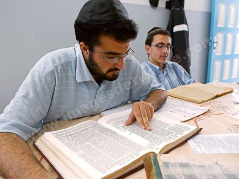 La Yeshiva, ecole juive destinée à l'étude de la Tora et du Talmud. Ils étudient des centaines de livres hébraïques publiés à Djerba et conservés dans la bibliothèque de l'école. Cette école juive se situe à Hara Kebira le quartier juif dans la banlieue de Houmt Souk sur l'île de Djerba. Les jeunes juifs sur l'île de Djerba suivent à la fois un enseignement religieux (juif) et les cours de l'école publique tunisienne (musulman)