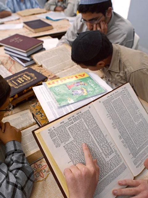 La Yeshiva, ecole juive destinée à l'étude de la Tora et du Talmud. Ils étudient des centaines de livres hébraïques publiés à Djerba et conservés dans la bibliothèque de l'école. Cette école juive se situe à Hara Kebira le quartier juif dans la banlieue de Houmt Souk sur l'île de Djerba. Les jeunes juifs sur l'île de Djerba suivent à la fois un enseignement religieux (juif) et les cours de l'école publique tunisienne (musulman)