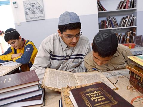 La Yeshiva, ecole juive destinée à l'étude de la Tora et du Talmud. Ils étudient des centaines de livres hébraïques publiés à Djerba et conservés dans la bibliothèque de l'école. Cette école juive se situe à Hara Kebira le quartier juif dans la banlieue de Houmt Souk sur l'île de Djerba. Les jeunes juifs sur l'île de Djerba suivent à la fois un enseignement religieux (juif) et les cours de l'école publique tunisienne (musulman)