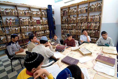 La Yeshiva, ecole juive destinée à l'étude de la Tora et du Talmud. Ils étudient des centaines de livres hébraïques publiés à Djerba et conservés dans la bibliothèque de l'école. Cette école juive se situe à Hara Kebira le quartier juif dans la banlieue de Houmt Souk sur l'île de Djerba. Les jeunes juifs sur l'île de Djerba suivent à la fois un enseignement religieux (juif) et les cours de l'école publique tunisienne (musulman)