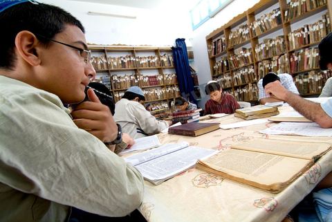 La Yeshiva, ecole juive destinée à l'étude de la Tora et du Talmud. Ils étudient des centaines de livres hébraïques publiés à Djerba et conservés dans la bibliothèque de l'école. Cette école juive se situe à Hara Kebira le quartier juif dans la banlieue de Houmt Souk sur l'île de Djerba. Les jeunes juifs sur l'île de Djerba suivent à la fois un enseignement religieux (juif) et les cours de l'école publique tunisienne (musulman)