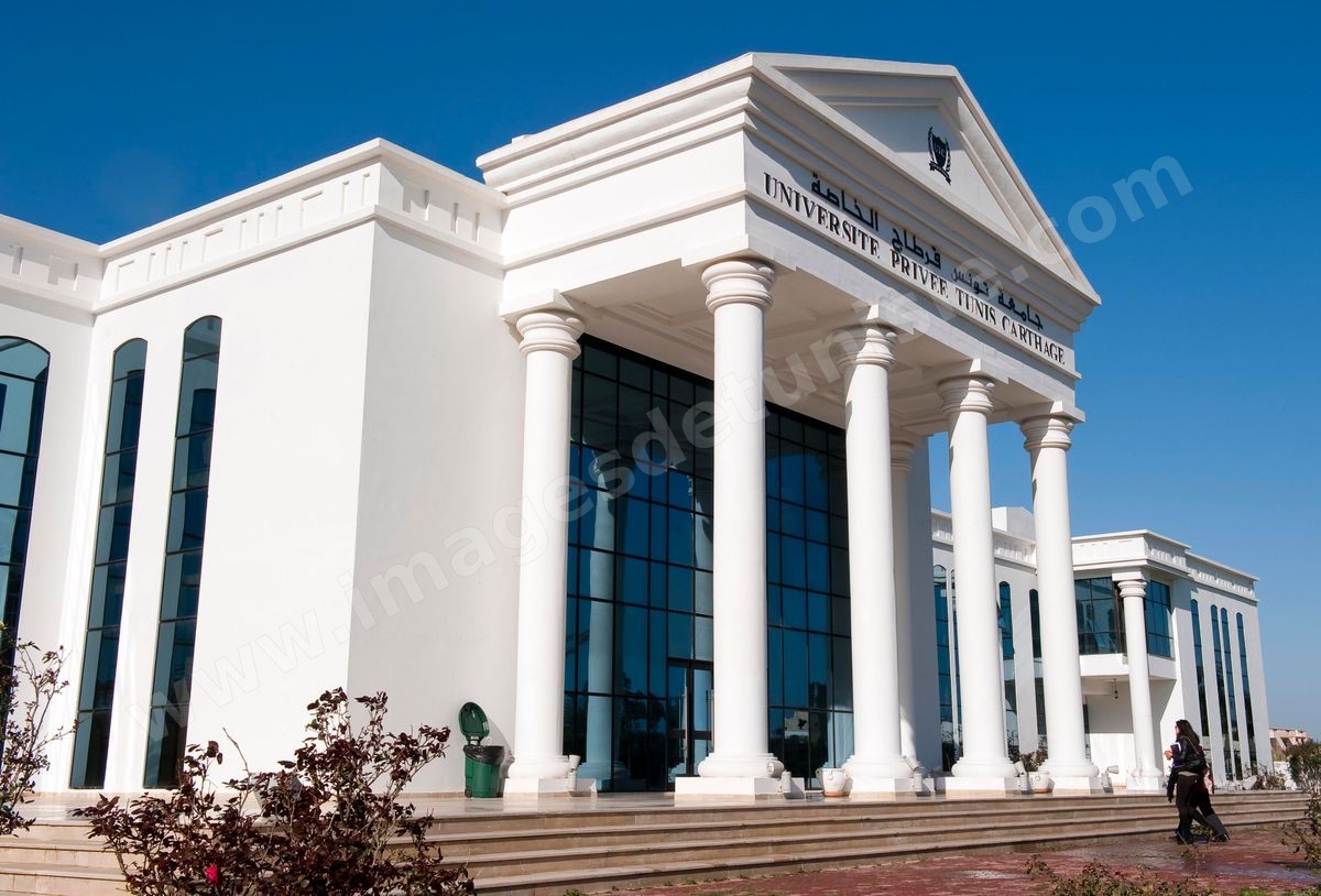façade de l'Université Privée Tunis Carthage (UTC) avec étudiants à la Soukra - banlieue nord de Tunis
