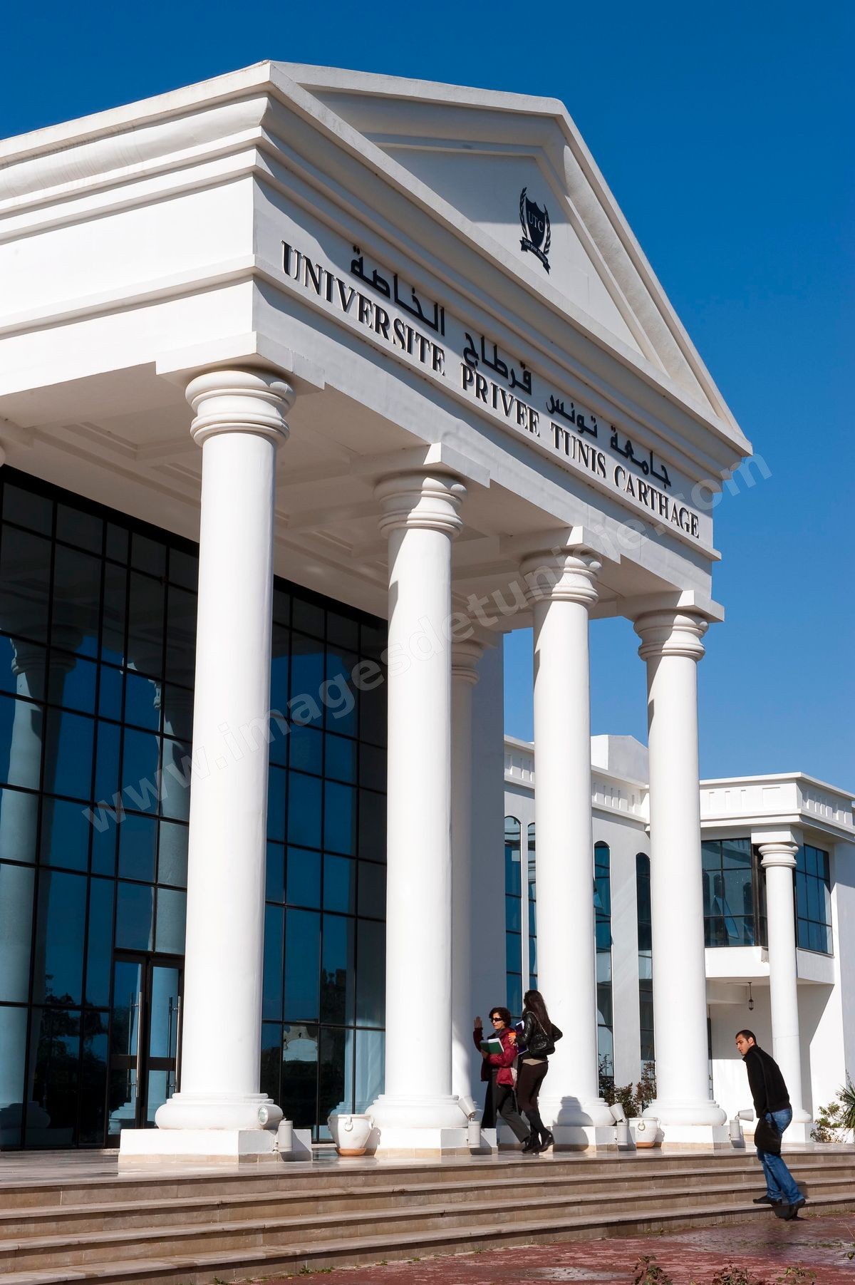 façade de l'Université Privée Tunis Carthage (UTC) avec étudiants à la Soukra - banlieue nord de Tunis