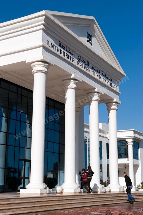 façade de l'Université Privée Tunis Carthage (UTC) avec étudiants à la Soukra - banlieue nord de Tunis