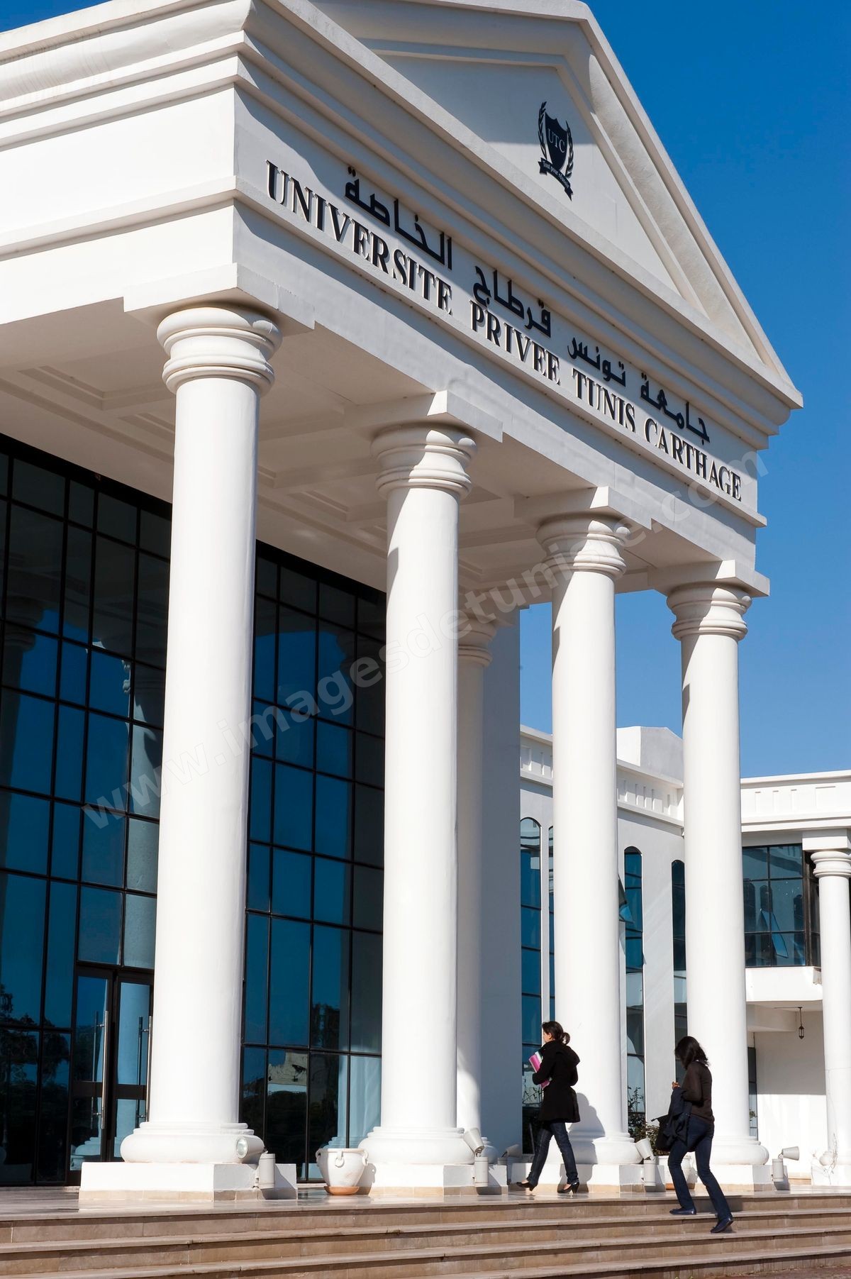 façade de l'Université Privée Tunis Carthage (UTC) avec étudiants à la Soukra - banlieue nord de Tunis