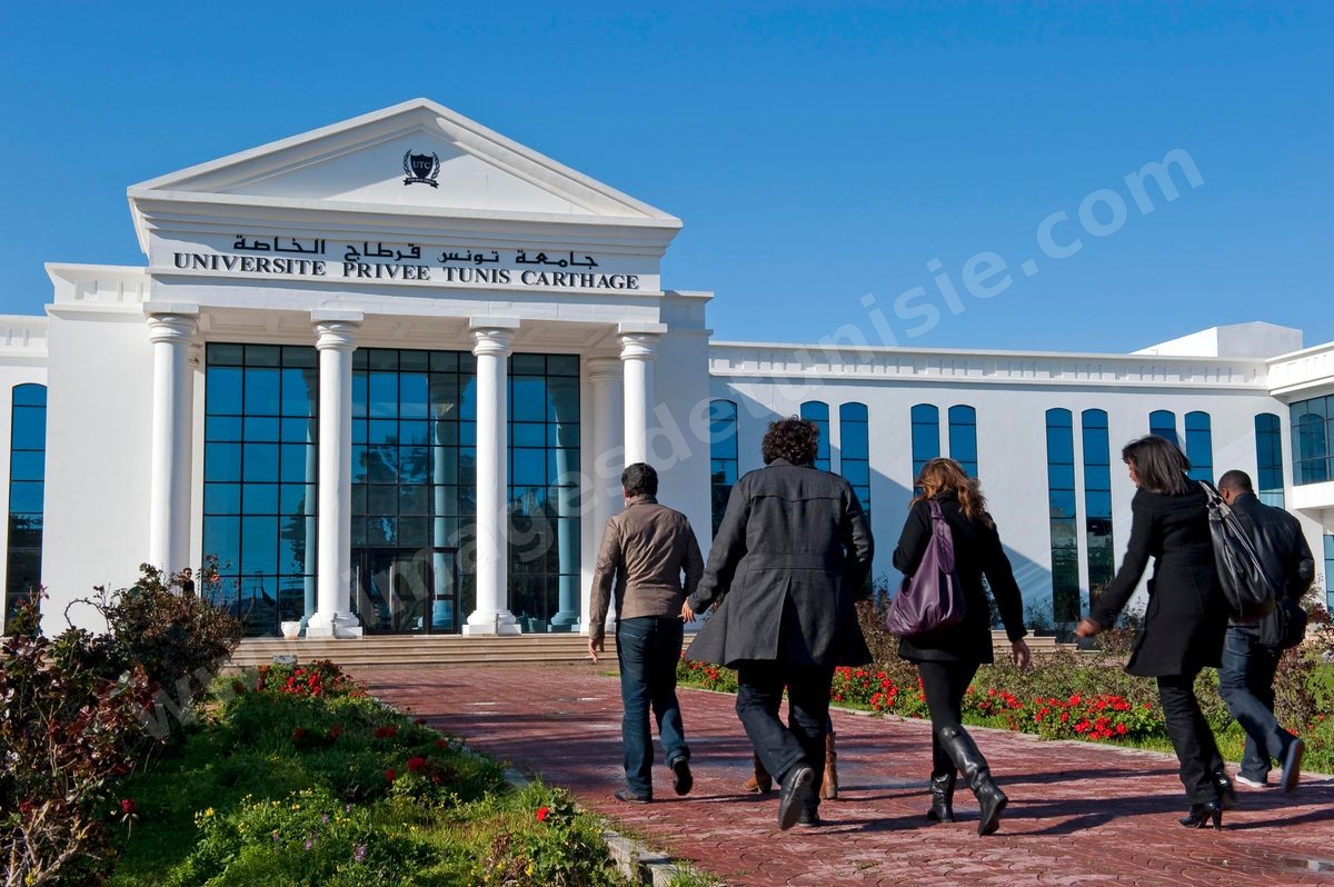 façade de l'Université Privée Tunis Carthage (UTC) avec étudiants à la Soukra - banlieue nord de Tunis