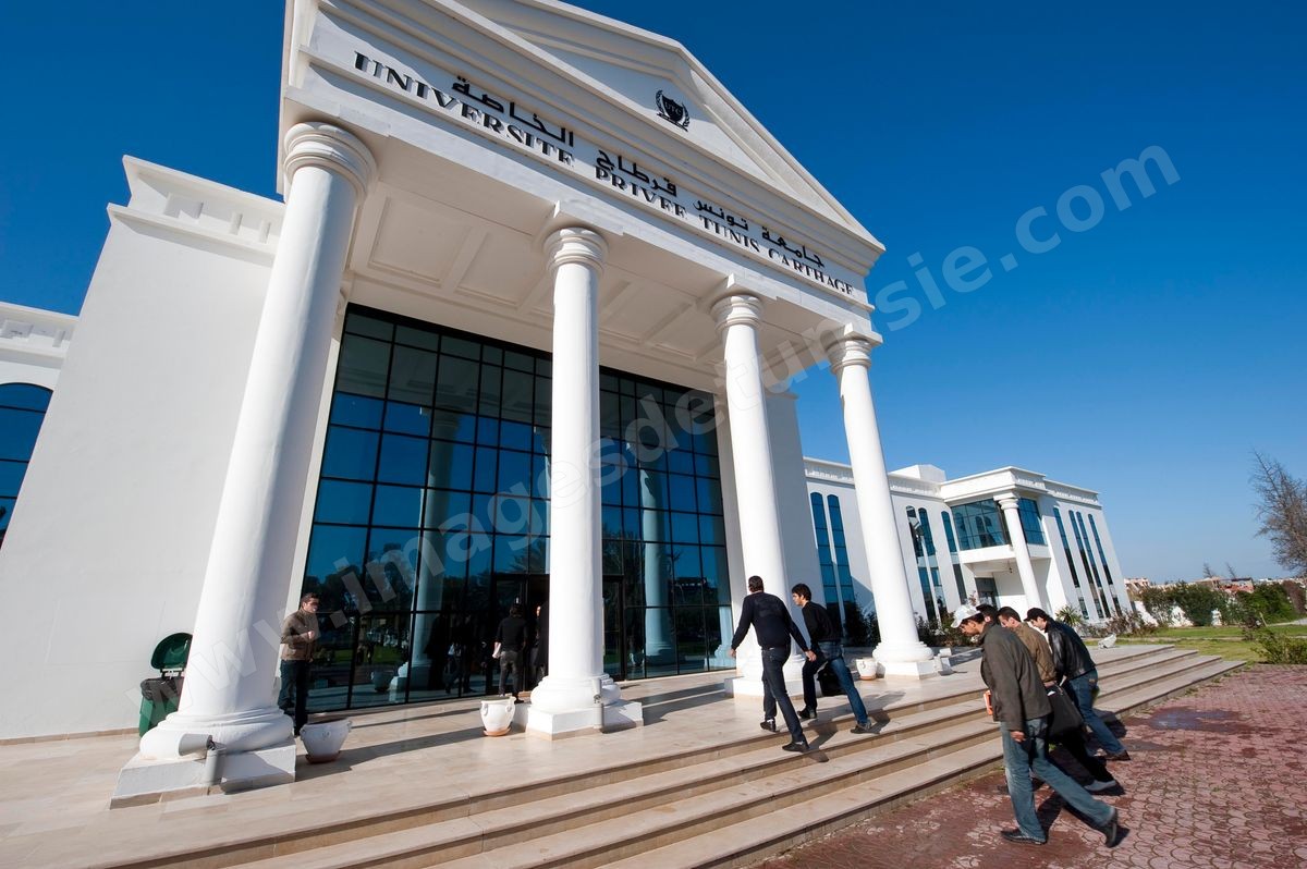 façade de l'Université Privée Tunis Carthage (UTC) avec étudiants à la Soukra - banlieue nord de Tunis