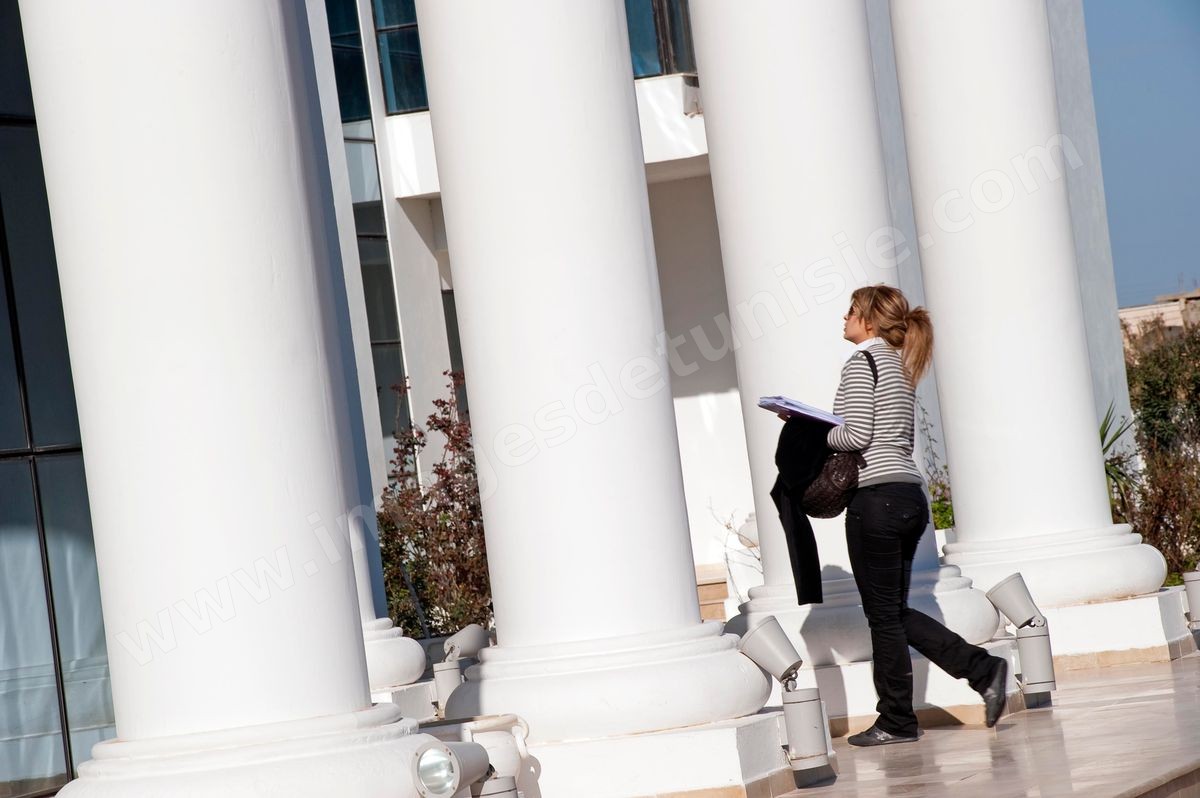 façade de l'Université Privée Tunis Carthage (UTC) avec étudiants à la Soukra - banlieue nord de Tunis