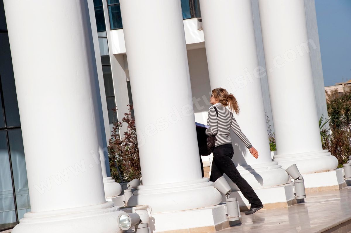 façade de l'Université Privée Tunis Carthage (UTC) avec étudiants à la Soukra - banlieue nord de Tunis