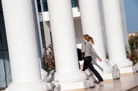 façade de l'Université Privée Tunis Carthage (UTC) avec étudiants à la Soukra - banlieue nord de Tunis