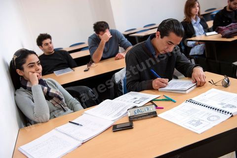 Etudiants en cours histoire de l'architecture à l'Université Privée Tunis Carthage  (UTC) à la Soukra - banlieue nord de Tunis