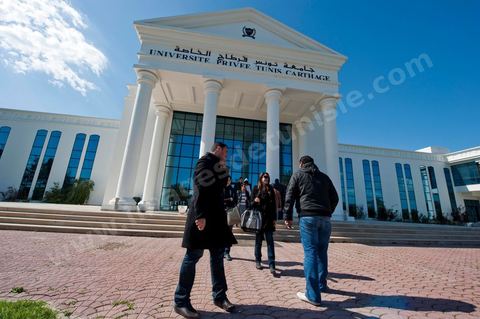 façade de l'Université Privée Tunis Carthage (UTC) avec étudiants à la Soukra - banlieue nord de Tunis