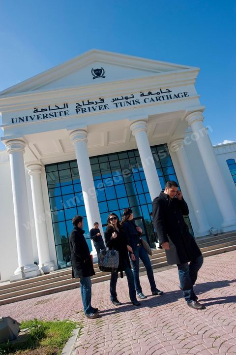 façade de l'Université Privée Tunis Carthage (UTC) avec étudiants à la Soukra - banlieue nord de Tunis