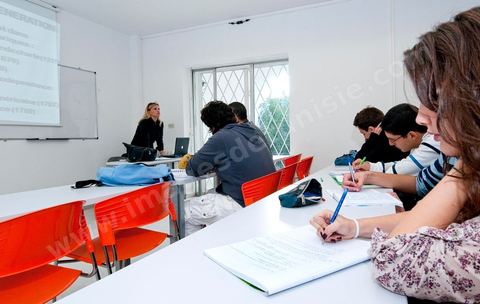 Salle de classe de l'Université de Tunis Dauphine à El Omrane à Tunis