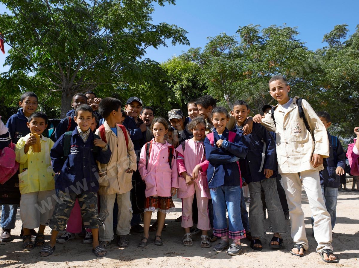 Ecole primaire à Houmt Souk sur l'île de Djerba - ecoliers dans leur école primaire, salle de classe, cour de récréation, écoliers en blouse rose et bleu, instituteur, cours de classe de primaire en Tunisie. enfants dasns sale de classe d'une école