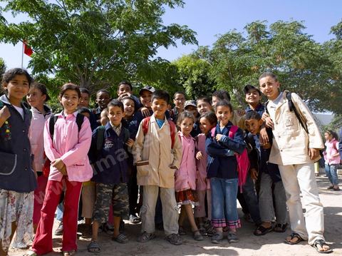 Ecole primaire à Houmt Souk sur l'île de Djerba - ecoliers dans leur école primaire, salle de classe, cour de récréation, écoliers en blouse rose et bleu, instituteur, cours de classe de primaire en Tunisie. enfants dasns sale de classe d'une école