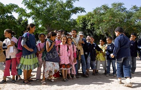 Ecole primaire à Houmt Souk sur l'île de Djerba - ecoliers dans leur école primaire, salle de classe, cour de récréation, écoliers en blouse rose et bleu, instituteur, cours de classe de primaire en Tunisie. enfants dasns sale de classe d'une école