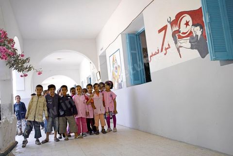 Ecole primaire à Houmt Souk sur l'île de Djerba - ecoliers dans leur école primaire, salle de classe, cour de récréation, écoliers en blouse rose et bleu, instituteur, cours de classe de primaire en Tunisie. enfants dasns sale de classe d'une école