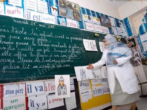 Ecole primaire à Houmt Souk sur l'île de Djerba - ecoliers dans leur école primaire, salle de classe, cour de récréation, écoliers en blouse rose et bleu, instituteur, cours de classe de primaire en Tunisie. enfants dasns sale de classe d'une école