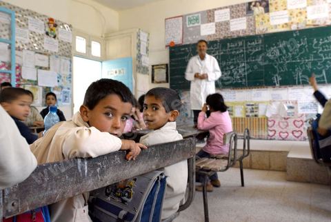 Ecole primaire à Houmt Souk sur l'île de Djerba - ecoliers dans leur école primaire, salle de classe, cour de récréation, écoliers en blouse rose et bleu, instituteur, cours de classe de primaire en Tunisie. enfants dasns sale de classe d'une école