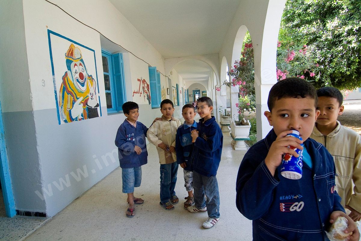 Ecole primaire à Houmt Souk sur l'île de Djerba - ecoliers dans leur école primaire, salle de classe, cour de récréation, écoliers en blouse rose et bleu, instituteur, cours de classe de primaire en Tunisie. enfants dasns sale de classe d'une école