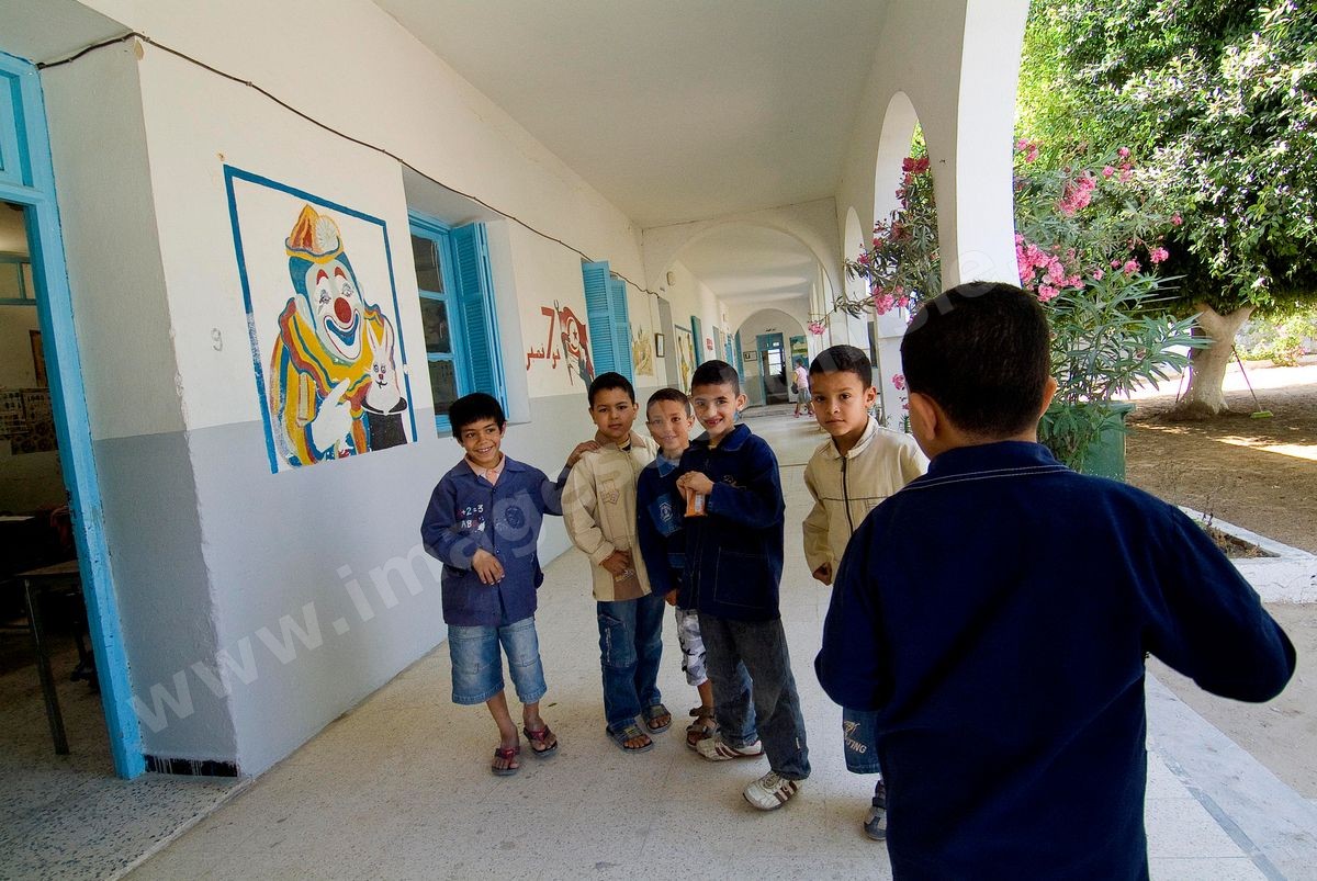 Ecole primaire à Houmt Souk sur l'île de Djerba - ecoliers dans leur école primaire, salle de classe, cour de récréation, écoliers en blouse rose et bleu, instituteur, cours de classe de primaire en Tunisie. enfants dasns sale de classe d'une école